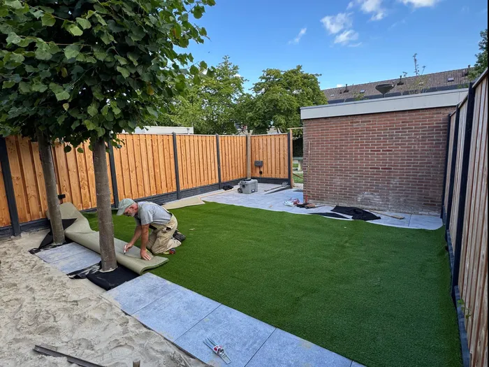 Marlinco aan het werk in een tuin