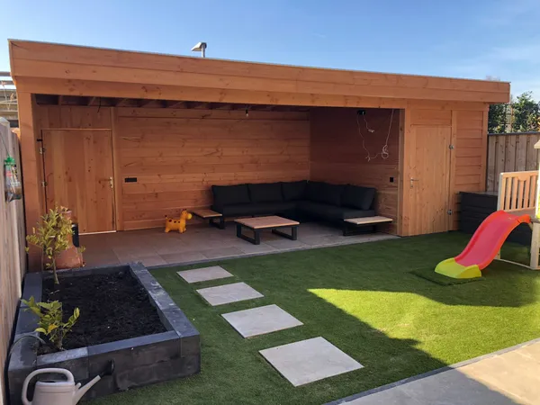 Houten overkapping met geïntegreerde berging en loungeset op vlonder.